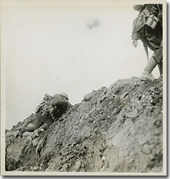 A Canadian battalion going over the top during the Battle of the Somme, October 1916.
George Metcalf Archival Collection
CWM 19920044-777
O.975
© Canadian War Museum
