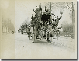 Canadian troops head to the rear after the Battle of Vimy Ridge, April 1917.
George Metcalf Archival Collection
CWM 19920085-294
© Canadian War Museum
