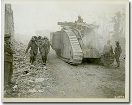 A Canadian tank passing German prisoners of war acting as stretcher-bearers, Battle of Amiens, August 1918.
George Metcalf Archival Collection
© Canadian War Museum
