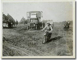 A despatch rider transporting messenger pigeons to the front, November 1917.
George Metcalf Archival Collection
CWM 19930013-435
O.2171
© Canadian War Museum
