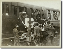 A train transporting wounded Canadian troops to Britain, October 1916.
George Metcalf Archival Collection
CWM 19920044-819
O.918
© Canadian War Museum
