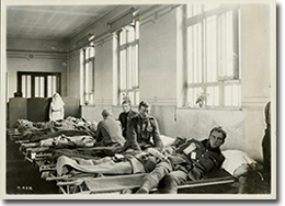 Recently arrived wounded soldiers at No.1 Canadian Casualty Clearing Station, July 1916.
George Metcalf Archival Collection
CWM 19920044-385
O.428
© Canadian War Museum
