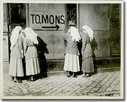 Canadian nurses in Valenciennes, November 1918.
George Metcalf Archival Collection
CWM 19930065-394
© Canadian War Museum
