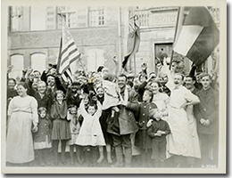 People from the recently liberated French town of Valenciennes welcoming Canadian troops, November 1918.
George Metcalf Archival Collection
© Canadian War Museum
