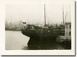 Canadian soldiers on board a troopship in Halifax Harbour, March 1916.
George Metcalf Archival Collection
CWM 20060188-001
© Canadian War Museum
