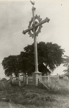 Wayside cross with clover endpoints, rooster on top and crown. Boucherville, Qubec, [191-]., © CMC/MCC, Edouard Zotique Massicotte, B556-10.16