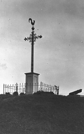Metal wayside cross with fleur-de-lis endpoints and rooster on top. Bcancour, Qubec, 1924., © CMC/MCC, Edouard Zotique Massicotte, 62868