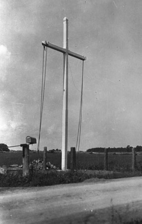 Wayside cross in Saint-Eustache, just erected, Qubec, 1923., © CMC/MCC, Edouard Zotique Massicotte, 60023