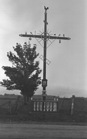 Wayside cross erected in 1902 with clover endpoints, sun on axis and niche. L'Ancienne Lorette, Qubec, 1919., © CMC/MCC, Marius Barbeau, 45887