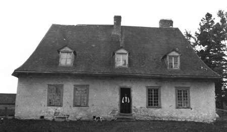 Maison franaise d'esprit normand avec toit pavillon  quatre eaux, Beauport, Qubec, 1919., © MCC/CMC, Marius Barbeau, 46056