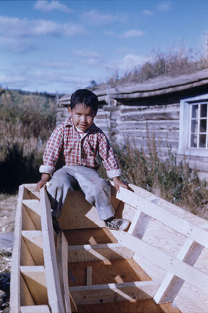 Steven Frost (fils), un garon gwitch'in (kutchin) assis dans un bateau construit par son pre, Old Crow, Yukon, © MCC/CMC, Pre J.M. Mouchet, S2004-1340