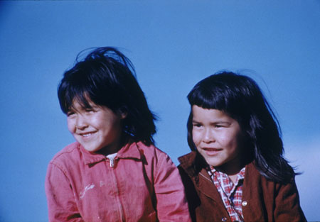 Mary et Louise Frost, jeunes filles d'appartenance gwitch'in (kutchine), Old Crow, Yukon, © MCC/CMC, Pre J.M. Mouchet, S2004-1359