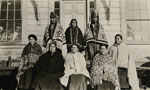 Photographie prise  Kitkatla  l'occasion de l'investiture d'un nouveau chef Tsimshian suite au dcs du chef de la maison de Sks, avril 1919. © MCC/CMC, E2006-04689