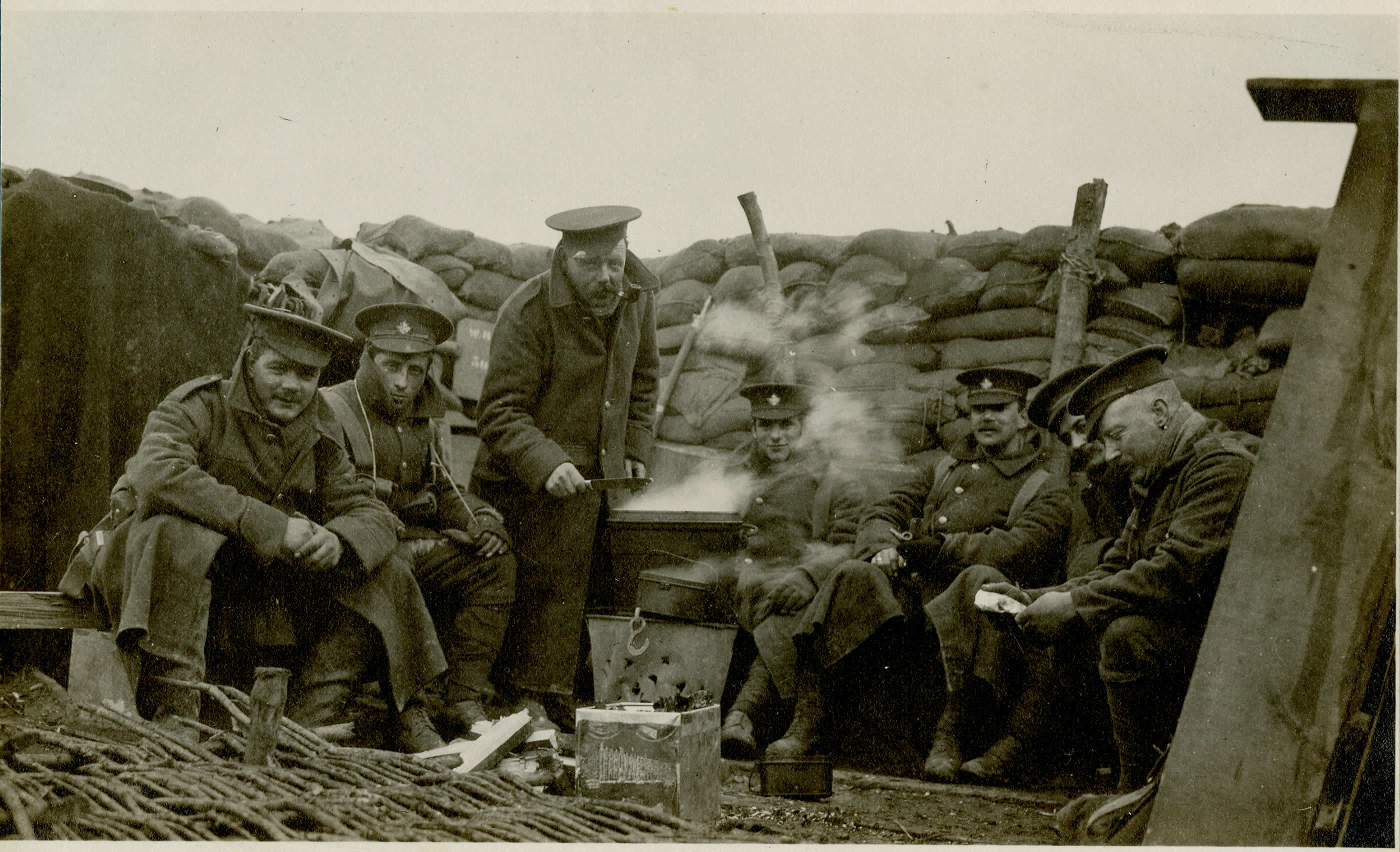 soldiers in trenches ww1