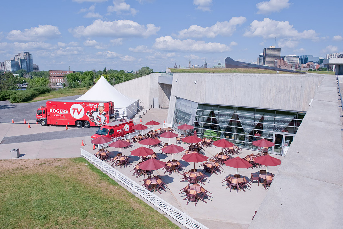 An aerial view of the Café at the Canadian War Museum in Ottawa with tables and umbrellas.